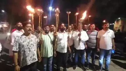 हज़ारीबाग: हजारीबाग: श्री ज्वेलर्स गोलीकांड के विरोध में स्वर्ण व्यवसायियों का आक्रोश, मशाल जुलूस में उमड़ा जनसैलाब