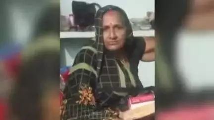 हमीरपुर: कार की टक्कर से बाइक सवारों में से एक वृद्धा की हुई मौत