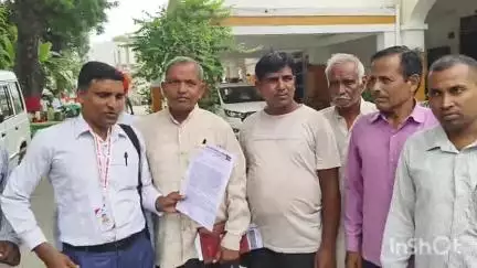सहारनपुर: डीएम कार्यालय पहुंचे भारत मुक्ति मोर्चा के कार्यकर्ताओं ने सरकारी विभागों के मर्ज करने के फैसले का जताया विरोध