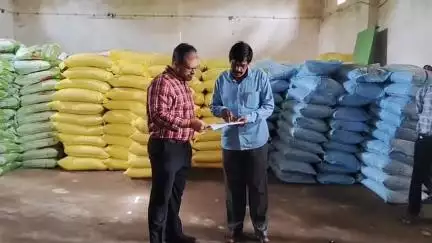 मुंगेली: कलेक्टर ने कंतेली व मनोहरपुर सहकारी समितियों का निरीक्षण किया, किसानों से धान के अलावा वैकल्पिक फसल लेने की सलाह दी