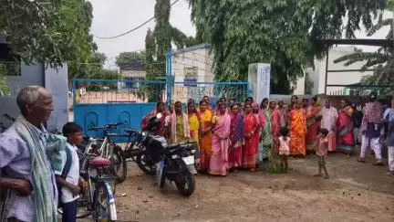 নিতুড়িয়া: পানীয় জলের দাবিতে স্কুলের গেট আটকে বিক্ষোভ এলাকাবাসীর