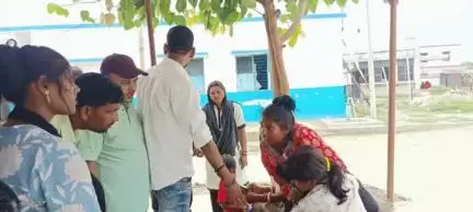 बेलदौर: पीएचसी में लाइन में खड़ी एक महिला बेहोश होकर गिरी, इलाज किया गया
