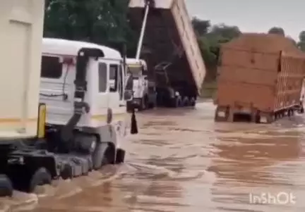 उरई: ग्राम सिमरिया के बंधौली घाट में बड़ा बेतवा नदी का जलस्तर, पानी में डूबने के लिए मौरंग से भरे ओवरलोड ट्रक