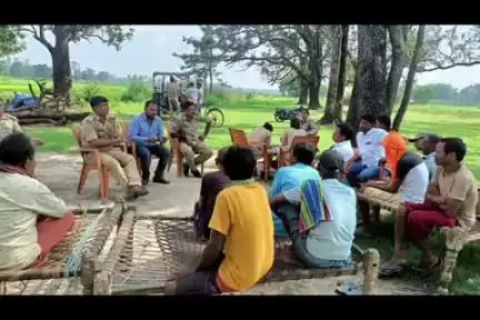 तुलसीपुर: ऑपरेशन कवच के तहत इंडो नेपाल बॉर्डर से सटे गांवों में अवैध गतिविधियों की रोकथाम के लिए ग्राम सुरक्षा समिति के साथ बैठक