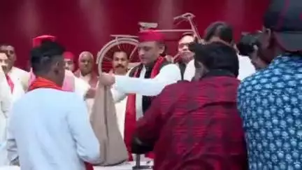 इटावा: जाति अलग होने पर पीटे गए भागवताचार्य एवं उनके सहयोगियों को सपा राष्ट्रीय अध्यक्ष अखिलेश ने लखनऊ बुलाकर किया सम्मानित