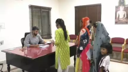 रायगढ़: समस्या एवं मांगों को लेकर 'जनदर्शन' में पहुंचे लोगों ने कलेक्टर से की चर्चा