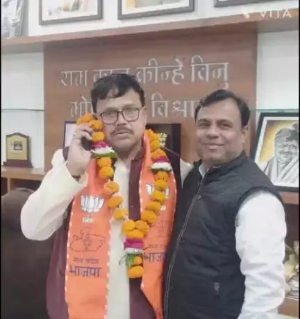 निवाड़ी: ओरछा के विकास को लेकर विकास यादव ने ऊर्जा मंत्री प्रद्युम्न सिंह तोमर को ज्ञापन सौंपा