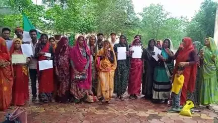 ईसागढ़: कदवाया के आदिवासी परिवारों ने कलेक्ट्रेट में कलेक्टर को मकान और जमीन बचाने के लिए आवेदन दिया