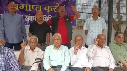 अल्मोड़ा: गांधी पार्क में डीडीए के विरोध में जोरदार धरना प्रदर्शन, प्रदर्शनकारियों ने सरकार पर लगाया हठधर्मिता का आरोप
