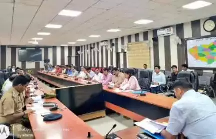 सीतापुर: कलेक्टट सभागार में सड़क सुरक्षा समिति के संबंध में जिलाधिकारी ने अधिकारियों के साथ की समीक्षा बैठक
