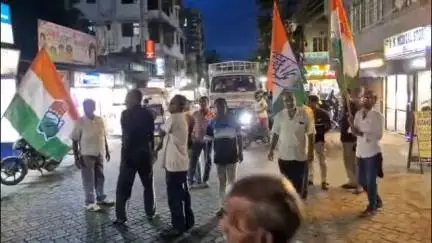 ব্যারাকপুর ১: বালি-জগাছা: কালিগঞ্জে বোমার আঘাতে নাবালিকার মৃত্যুর ঘটনার প্রতিবাদে ইছাপুরে কংগ্রেসের পথ অবরোধ