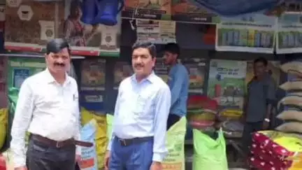 चैनपुर: चैनपुर में वीडियो ने खाद स्टॉक और तंबाकू निषेध कार्यक्रम के तहत चलाया छापेमारी अभियान