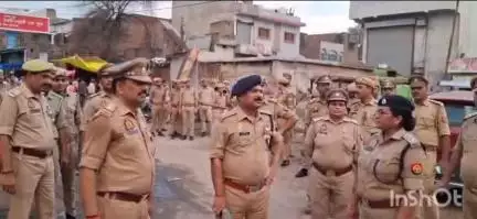 उरई: मोहर्रम को लेकर जिला प्रशासन हुआ अलर्ट, एसपी ने भारी पुलिस बल के साथ ताजिया जुलूस मार्ग का किया निरीक्षण