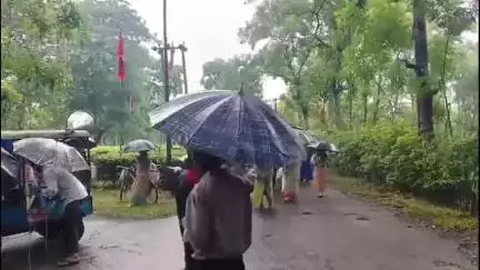 জলপাইগুড়ি: উত্তরবঙ্গের চা শ্রমিকদের ন্যূনতম মজুরি দ্রুত চালু সহ বিভিন্ন দাবিতে বৃষ্টি উপেক্ষা করে পথে নামলো জলপাইগুড়ির চা শ্রমিকরা