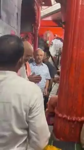 काशी कोतवाल का दर्शन कर बाहर निकल रहे गृहमंत्री का झाड़ फुक करने लगा बगल में बैठे बाबा