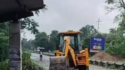 নগাঁও: শেনছোৱাৰ পৰা বেবেজীয়ালৈ উন্নয়নৰ নামত ২২ জোপা গছ কটাকলৈ নগাঁৱত সৰৱ অসম জাতীয়তাবাদী যুৱ ছাত্ৰ পৰিষদ