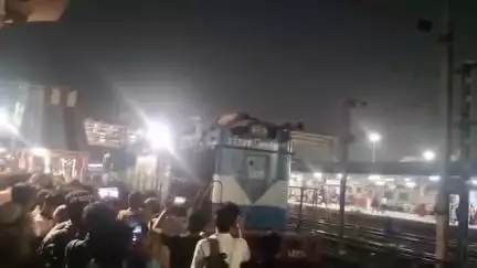 लखनऊ

चारबाग में युवक ट्रेन की छत पर चढ़कर_कटा_बवाल 

ट्रेन की छत पर चढ़कर पकड़ा हाइटेंशन लाइन