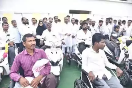 ಕಲಬುರಗಿ: ನಗರದಲ್ಲಿ ವಿವಿಧ ಯೋಜನೆಗಳ ಅಡಿ ವಿಶೇಷಚೇತನರಿಗೆ ವಿವಿಧ ಸಾಧನ ಸಲಕರಣೆ ವಿತರಣೆ ಮಾಡಿದ ಸಚಿವ ಪ್ರಿಯಾಂಕ್ ಖರ್ಗೆ