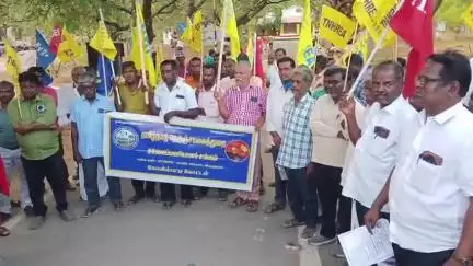 கோவில்பட்டி: பயணியர் விடுதி முன்பு  தமிழ்நாடு நெடுஞ்சாலைத்துறை சாலை பணியாளர்கள் ஆர்ப்பாட்டம்