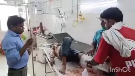 कासगंज: चतुरिया नगला अंडर पास पर बाइक सवार जीजा-साले को ट्रैक्टर ने मारी टक्कर, इलाज के लिए अस्पताल में कराया गया भर्ती