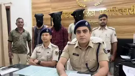 डुमरा: डुमरा बैगनवारी जंगल में अपराध की योजना बनाते 3 बदमाश गिरफ्तार, देसी कट्टा और जिंदा कारतूस बरामद