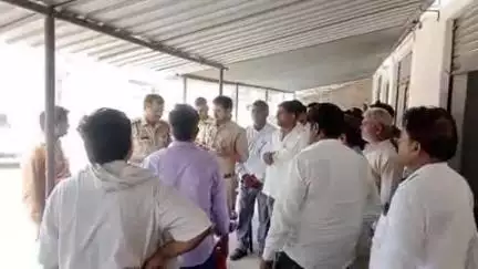 मुहम्मदाबाद गोहना: नोनियापुर में हुए गोलीकांड के मामले में घटनास्थल पर पहुंचे सीओ शीतला प्रसाद पांडेय ने की जांच