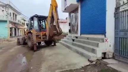 अमरोहा: अमरोहा नगर पालिका ने नाले पर हुए अवैध अतिक्रमण को तुड़वाया, मचा हड़कंप