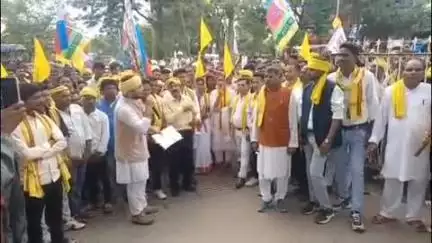 छिंदवाड़ा नगर: रानी दुर्गावती के बलिदान दिवस पर गोंडवाना समाज ने रानी दुर्गावती चौक से कलेक्टर कार्यालय तक निकाली रैली