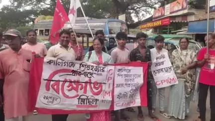 তেহট্ট ২: কালীগঞ্জে নাবালিকার মৃত্যুর প্রতিবাদে পলাশীপাড়ায় টায়ার জ্বালিয়ে রাস্তা অবরোধ করে বিক্ষোভ বাম কর্মী সমর্থকদের