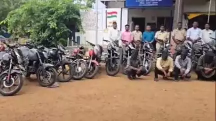 उदगीर: ग्रामीण पोलिसांनी २१ दुचाकीसह चौघा चोरट्यांना ठोकल्या बेड्या