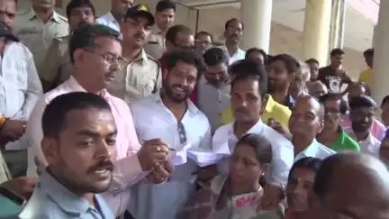 इंदौर: नंद बाग कॉलोनी के लोगों ने कलेक्टर कार्यालय पर प्रदर्शन कर शराब दुकान खुलने का किया विरोध, कलेक्टर के नाम दिया ज्ञापन