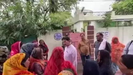 टीकमगढ़: सिविल लाइन रोड स्थित केंद्रीय मंत्री के बंगले पर पहुंची महिलाएँ, कहा- मज़दूरी नहीं मिलने से हो रही परेशानी