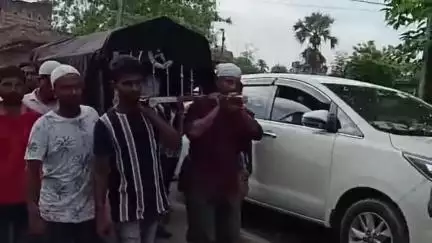 কালীগঞ্জ: মোলান্দী গ্রামে তৃণমূল সমর্থকদের বোমার আঘাতে মৃত্যু নাবালিকার, পুলিশের কড়া নিরাপত্তায় সম্পন্ন হল শেষকৃত্য