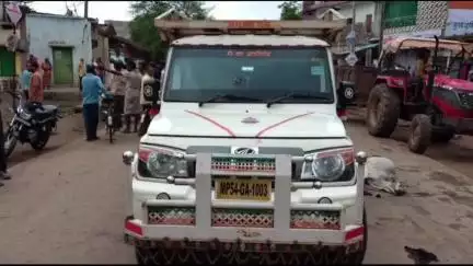 विजयराघवगढ़: ग्राम सिनगौड़ी में तेज़ रफ़्तार पिकअप ने बाइक में मारी टक्कर, एक युवक की मौत व दो लोग हुए घायल