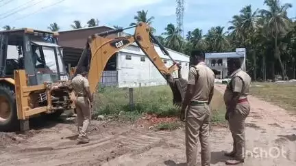 மேட்டுப்பாளையம்: ஓடந்துறை ஊராட்சியில் இருந்து வனப்பகுதிக்குள் சட்டவிரோதமாக விடப்பட்ட கழிவுநீர் வாய்க்கால்- மண்ணை கொட்டி அடைத்த வனத்துறை