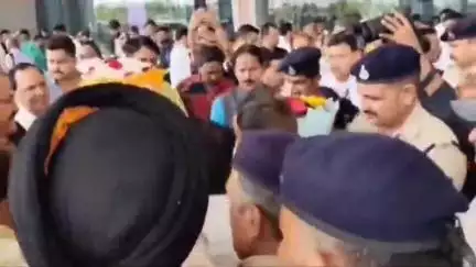 ग्वालियर गिर्द: ग्वालियर पहुंचे केंद्रीय मंत्री ज्योतिरादित्य सिंधिया, एयरपोर्ट पर समर्थकों ने किया भव्य स्वागत