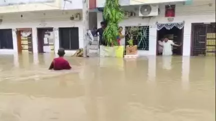 પલસાણા: કારેલી ગામમાં ભારે પાણી ભરાઈ ગયું: અનેક સોસાયટીઓ પ્રભાવિત થઈ, બારડોલી ફાયરની ટીમ રેસ્ક્યું માટે બોલાવી