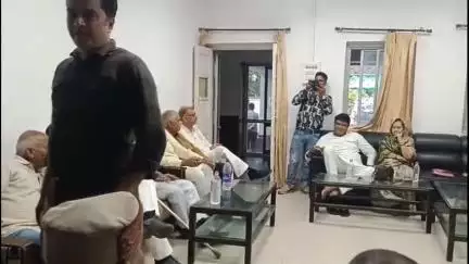 नागौद: सर्किट हाउस में केंद्रीय पर्यवेक्षकों ने कांग्रेस कार्यकर्ताओं के साथ की वन-टू-वन चर्चा