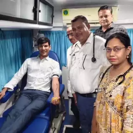 निवाड़ी: सामुदायिक स्वास्थ्य केंद्र निवाड़ी में रक्तदान शिविर का हुआ आयोजन, कलेक्टर लोकेश जांगिड़ ने किया रक्तदान
