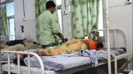 भांडेर: ग्राम बड़ेरा सोपान के समीप कार की टक्कर से बाइक सवार 3 लोग हुए घायल, गंभीर हालत में एक युवक को किया गया रेफर
