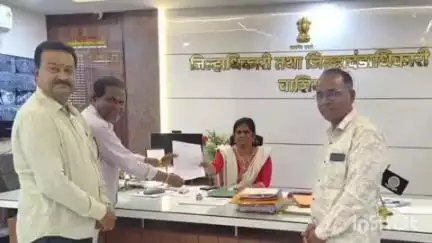 वाशिम: शहरातील तामसी फाटा ते हिंगोली नाका रस्त्याचे दुपदरीकरण थांबवा; नागरिकांची जिल्हाधिकारी यांच्याकडे मागणी