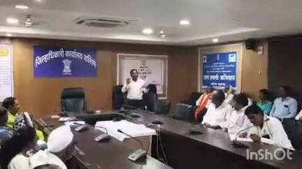 वाशिम: जिल्हाधिकारी कार्यालयात शेतकरी व जिल्हाधिकारी यांची बैठक