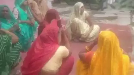 सुठालिया: वार्ड नंबर-5 की महिलाओं ने नपा CMO को ज्ञापन देकर की 30 साल पुराने शौचालय को हटाने की मांग, कहा- पनप रहे ज़हरीले जीव