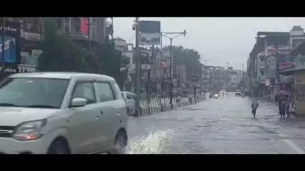 બારડોલી: શહેરમાં ધોધમાર વરસાદથી જનજીવન અસ્તવ્યસ્ત, ફાયર બ્રિગેડની ટીમ રેસ્ક્યું કામગીરીમાં જોતરાઈ 32 રસ્તા બંધ થયા
