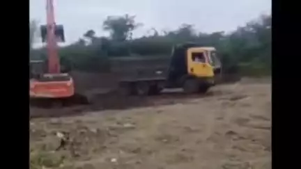नायगाव-खैरगाव: परवानगी नसताना राहेर येथे गोदावरी नदी पात्रातून दोन बोटीच्या सहाय्याने वाळू उपसा करतानाचा व्हिडिओ व्हायरल