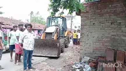 চুঁচুড়া-মগরা: স্পেশাল এক্সিকিউটিভ ম্যাজিস্ট্রেটের নির্দেশে চুঁচুড়ার সত্য পীরতলায় বেআইনি নির্মাণ ভাঙল পৌরসভা