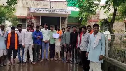 शाहबाद: बारिश से रामपुर तलहटी में बाढ़ जैसे हालात, ग्रामीणों ने मुआवजे की मांग को लेकर SDM से की मुलाकात