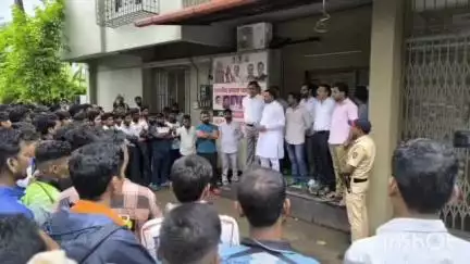 पालघर: खासदार डॉ. हेमंत सवरा यांची वाडा येथे टीना कंपनीतील कामगारांनी घेतली भेट