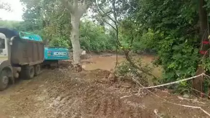 अहेरी: मुसळधार पावसामुळे आलापल्ली-सिरोंचा राष्ट्रीय महामार्गावरील पर्यायी मार्ग गेला वाहून