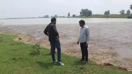 किशनगंज: बिलासगढ़ नयागांव तालाब की पाल टूटने की आशंका, प्रशासनिक अधिकारियों ने स्थिति का लिया जायजा